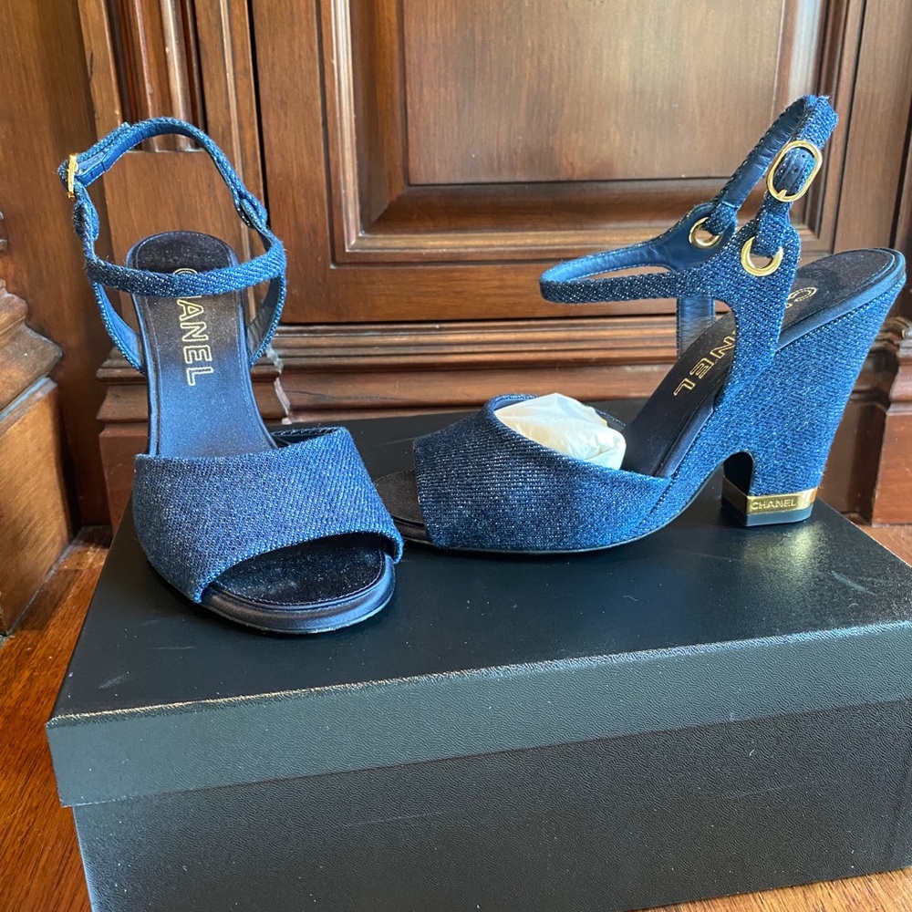 Chanel Navy / Ecru Sandals 39.5 Authentic w/ box